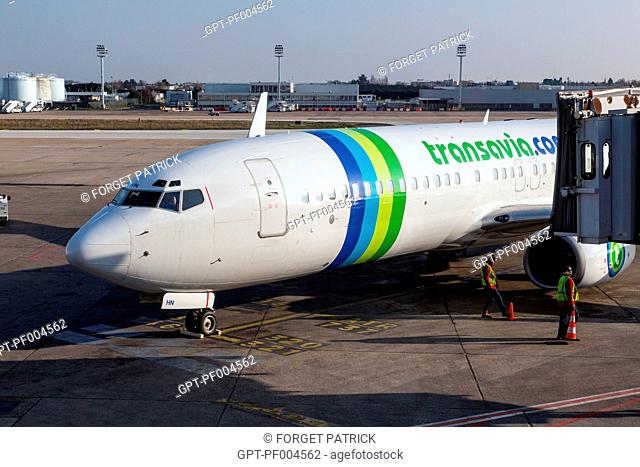 AIRPLANE OF THE LOW-COST AIRLINE TRANSAVIA READY FOR TAKE-OFF, PARIS-ORLY AIRPORT, (94) VAL DE MARNE, FRANCE