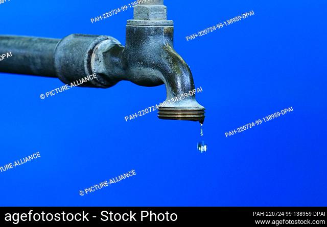 23 July 2022, Berlin: 23.09.2022, Berlin. A drop of water drips from an old faucet outside. Photo: Wolfram Steinberg/dpa Photo: Wolfram Steinberg/dpa