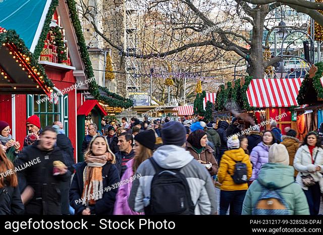 17 December 2023, Berlin: People are drawn to the Christmas market on Breitscheidplatz on Sunday when the shops are open
