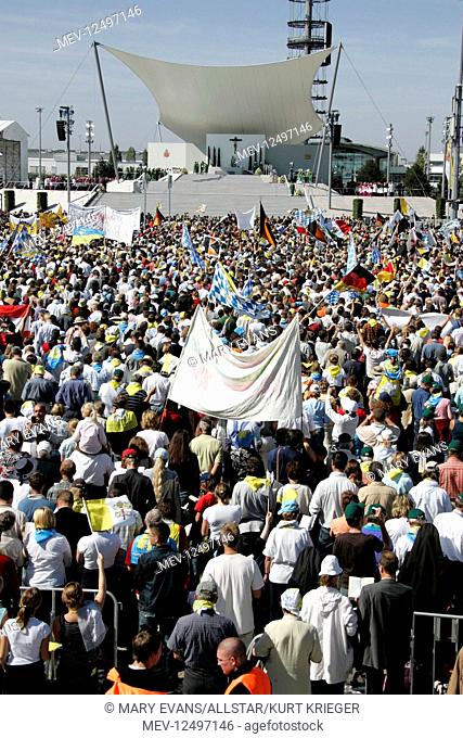 Crowds Listen To Pope Benedict Xvi The Pope Pope Visit Marktl Am Inn, Germany 10 September 2006 Crowds Listen To Pope Benedict Xvi The Pope Pope Visit Marktl Am...