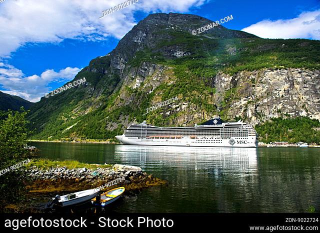 Kreuzfahrtschiff MSC Poesia im Geirangerfjord, Geiranger, Norwegen / Cruise ship MSC Poesia in the Geiranger Fjord, Geiranger, Norway