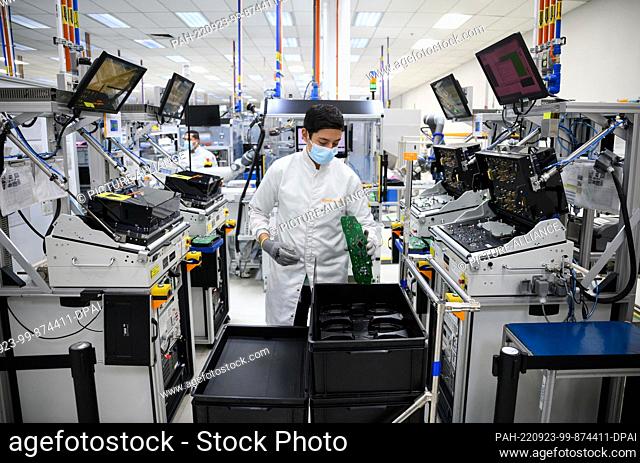 21 September 2022, Mexico, Guadalajara: Employees work in the production halls at the plant of the German automotive parts manufacturer Continental in...