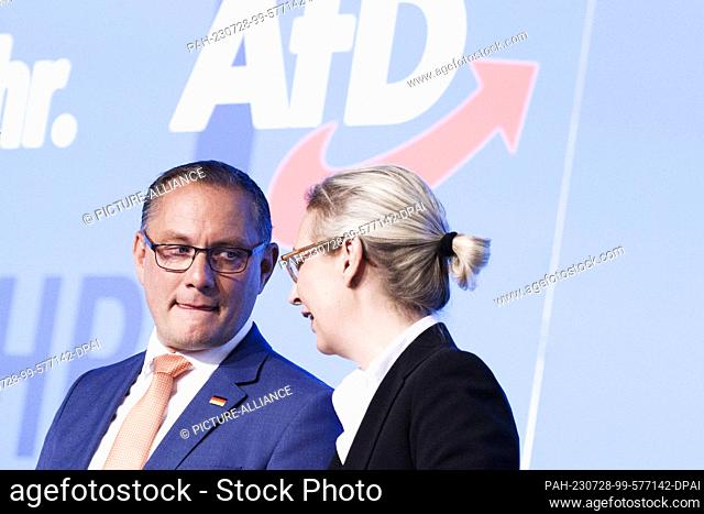 28 July 2023, Magdeburgo;: The leaders of the far-right Alternative for Germany (AfD) party, Tino Chrupalla and Alice Weidel