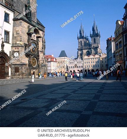 Aussicht auf die Astronomische Uhr am Prager Rathaus und die Marienkirche, Prager Altstädter Ring, Tschechien 1980er Jahre