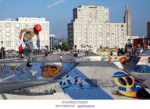SKATE PARK, MOUNTAIN BIKE ROAD AREA, SKATERS, SKATEBOARD, IN FRONT OF THE BUILDINGS BY ARCHITECT AUGUSTE PERRET LISTED AS WORLD HERITAGE BY UNESCO, LE HAVRE