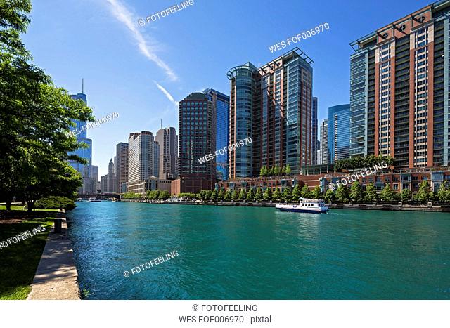 USA, Illinois, Chicago, Tourboat on Chicago River