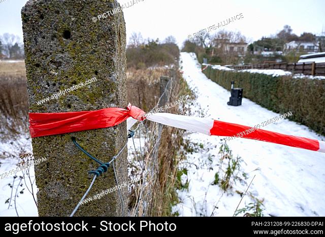 08 December 2023, Mecklenburg-Western Pomerania, Pasewalk: The suspected discovery site was cordoned off. Forensics are being carried out by the criminal...