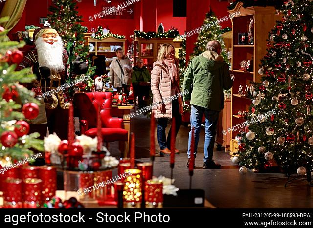 05 December 2023, Saxony-Anhalt, Derenburg: View of the Christmas exhibition at the Harzkristall glass manufactory in Derenburg