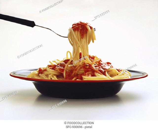 Spaghetti al pomodoro (spaghetti with tomato sauce, Italy)
