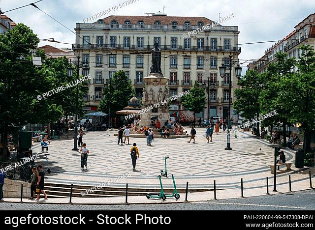 03 June 2022, Portugal, Lissabon: People stroll in Camões Square in the Chiado district of Lisbon. In the popular vacation destination of Portugal