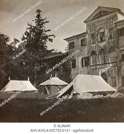 Album of the First World War in Friuli-Venezia Giulia: tends acceptance, surgery and dressing in front of Villa Brazzà, home to 17 of the Hospital of war in...