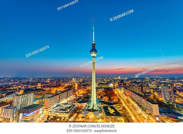 Die Berliner Innenstadt mit dem berühmten Fernsehturm nach Sonnenuntergang