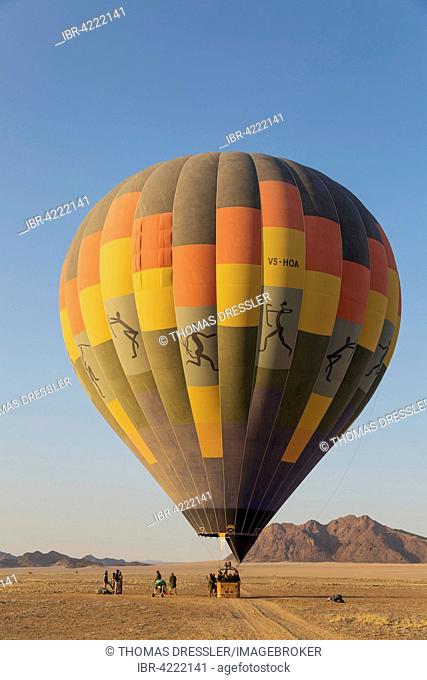 Passengers aboard the hot air ballon, ready to take-off, shortly after sunrise, Namib Desert, Kulala Wilderness Reserve, Namibia