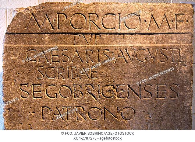 Pedestal de estatua del secretario personal del emperador Augusto. Centro de interpretación del yacimiento arqueológico romano de Segóbriga