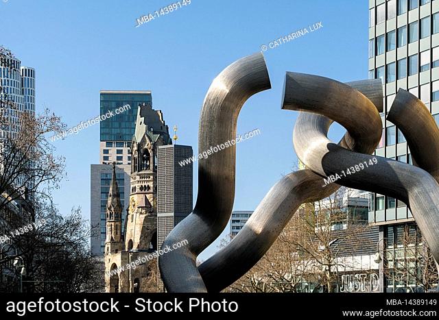Berlin, Tauentzien, sculpture Broken Chain, symbol for the division of the city