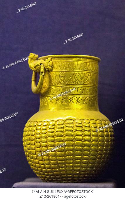 Egypt, Cairo, Egyptian Museum, a vase found in the treasure of Zagazig (Bubastis), in the Egyptian Delta. Gold. The handle is a calf lying down