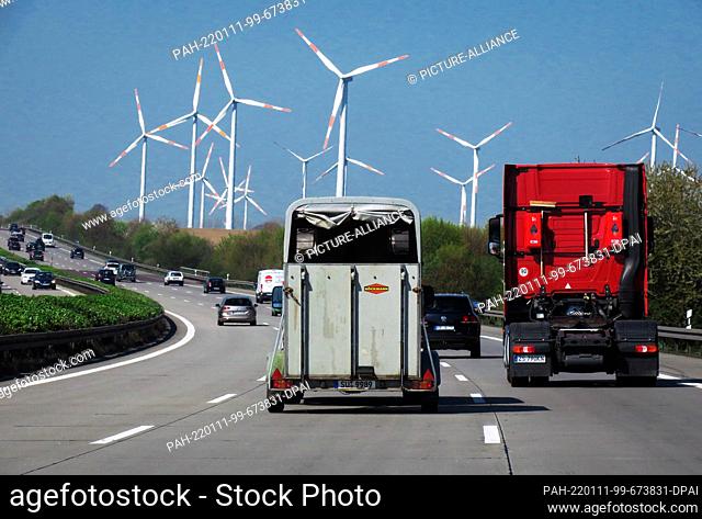 19 April 2019, Saxony-Anhalt, Magdeburg: A car with a horse trailer is driving on the A2 freeway in the middle of three lanes and tries to overtake a truck...