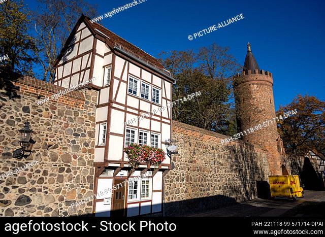 18 November 2022, Mecklenburg-Western Pomerania, Neubrandenburg: Like swallows' nests, the historic Wiekhäuser ""hang"" from the 2
