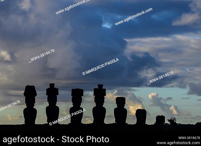 Silhouettes of the Moais from the Ahu Nau Nau, located in a few meters away from the white sands of Anakena beach. Easter Island (Rapa Nui), Isla de Pascua
