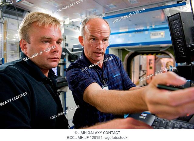 NASA astronaut Jeffrey Williams (right), Expedition 21 flight engineer and Expedition 22 commander; and cosmonaut Maxim Suraev, Expedition 2122 flight engineer