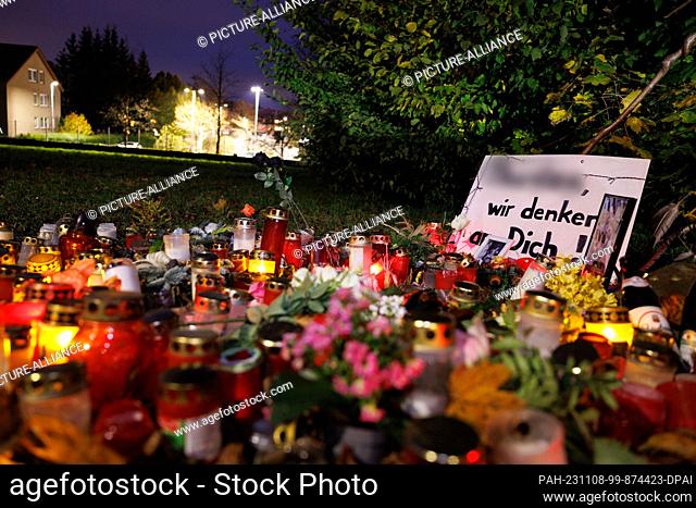 08 November 2023, North Rhine-Westphalia, Horn-Bad Meinberg: Mourning candles are placed on a meadow in the area where a homeless man died