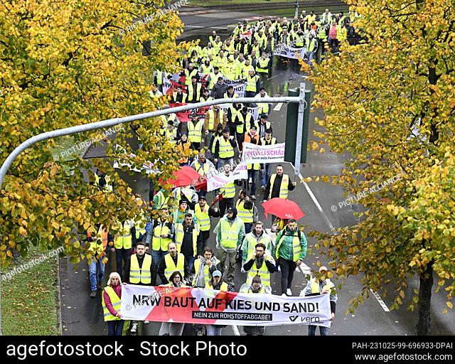 25 October 2023, North Rhine-Westphalia, Duesseldorf: Industrial workers demonstrate in front of the state parliament against the planned raw materials levy