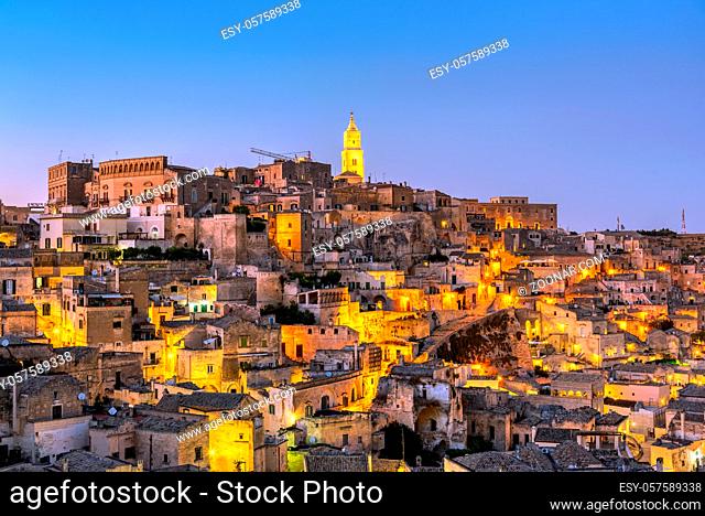 Die schöne Altstadt von Matera in Süditalien in der Abenddämmerung