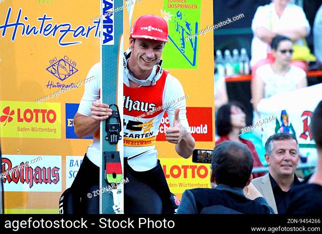 Andreas Wank (SC Hinterzarten) macht den Daumen nach obe - Sieger in der Qualifikation FIS Sommer Grand Prix 2016 Hinterzarten