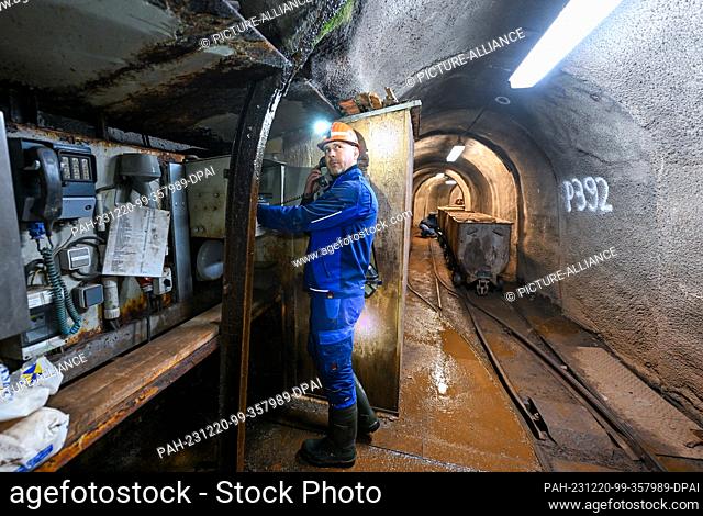 PRODUCTION - 12 December 2023, Saxony, Bad Schlema: Foreman Jörg Neubert checks in by phone in shaft 15 IIb of the Wismut mine before leaving