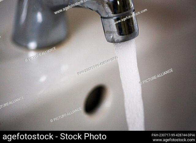 SYMBOL - 01 July 2023, Berlin: Tap water flows with pressure from the faucet into a sink. Photo: Fernando Gutierrez-Juarez/dpa