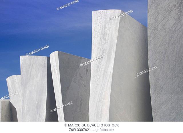 Exhibition of a series of Carrara marble blocks