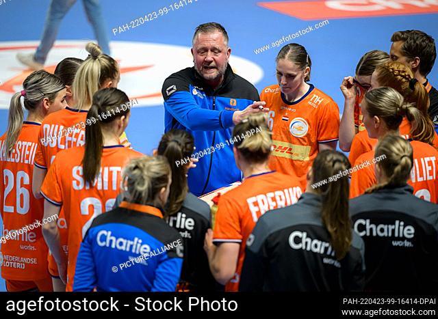 23 April 2022, Netherlands, Almere: Handball, Women, EHF Euro, International, Netherlands - Germany: Coach Per Anders Johansson (Netherlands) in time-out with...