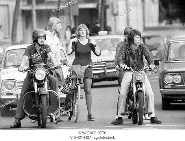 NIEDERLANDE, AMSTERDAM, 09.09.1973, Seventies, black and white photo, road traffic, different traffic users waiting at red lights, motorbike, moped, bicycle