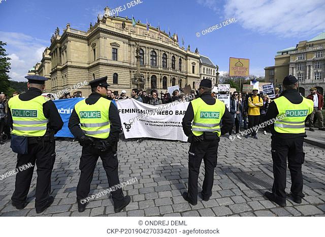 The police had to interfere against several dozen participants in a march for the current unlimited right to abortion in the Czech legislation