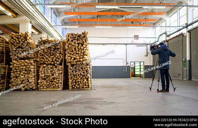 20 January 2022, Lower Saxony, Bad Fallingbostel: Wooden posts for a protective fence against the spread of African swine fever (ASF) are stored in a hall and...