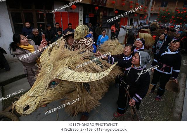 (160204) -- GUILIN, Feb. 4, 2016 () -- People take part in a celebration for ""Lichun"", the first of the 24 solar terms in Chinese lunar calendar