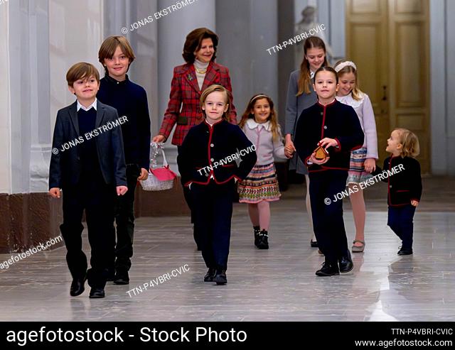 STOCKHOLM 20231218 La reina Silvia se unió a sus nietos: el Príncipe Oscar, el Príncipe Nicolas, el Príncipe Gabriel, la Princesa Adrienne, la Princesa Estelle