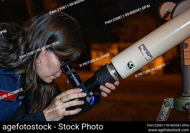 10 August 2023, Saxony-Anhalt, Halle (Saale): Angelique Schuchardt from the Johannes Kepler Astronomical Station in Halle/Saale points a telescope into the...