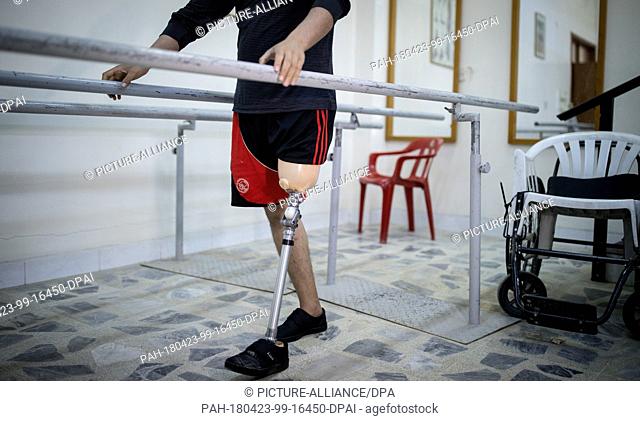 dpatop - 23 April 2018, Iraq, Dohuk: A man with an artifical limb training at the Heevi rehabilitation centre for disabled people with artificial limbs
