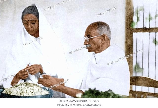 Mahatma Gandhi and Sumati Morarjee cutting vegetables, India, Asia, 1945