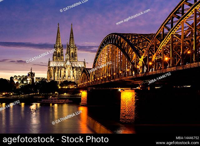Germany, North Rhine-Westphalia, Cologne, classic view over Hohenzollern Bridge to Cologne Cathedral and Museum Ludwig, blue hour