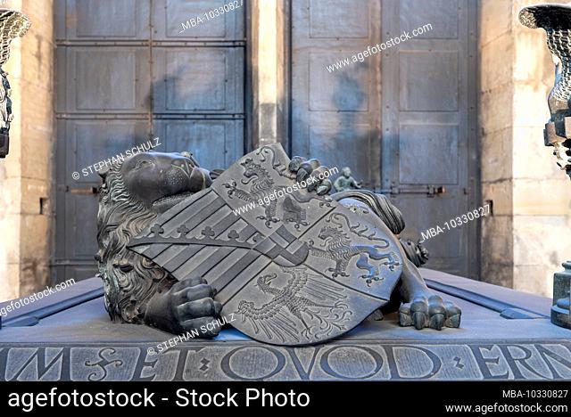 Germany, Saxony-Anhalt, Magdeburg, Magdeburg Cathedral, lion with coat of arms on the bronze tumba of the Archbishop Ernst of Saxony (died 1513) in the tower...