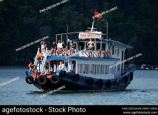 19 November 2022, Vietnam, Ha Long: Tourists travel on a boat through Ha Long Bay. Photo: Sebastian Kahnert/dpa. - Ha Long/Quang Ninh/Vietnam