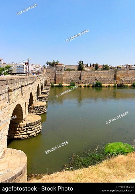 Die historische Ponte Romana ueber den Guardiana in Merida