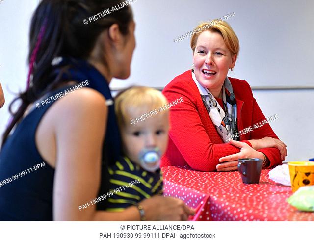 30 September 2019, Thuringia, Erfurt: Franziska Giffey (SPD), Federal Minister for Family Affairs, visits a multi-generation house and talks to a young mother