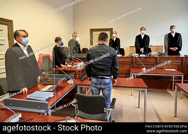 19 August 2021, Hamburg: The accused of attempted murder (4th from right), his lawyer Rasul Özpek (l) and the judges Ms Witzke (3rd from right)