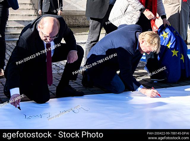 22 April 2020, Berlin: Martin Schulz (l, SPD), Member of the Bundestag, and Reiner Hoffmann, Chairman of the German Trade Union Confederation (DGB)