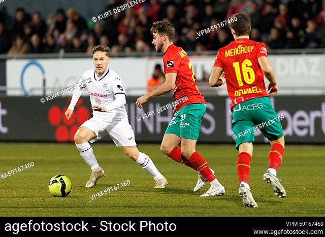 Oostende's Robbie D'Haese and Anderlecht's Yari Verschaeren fight for the ball during a soccer match between KV Oostende and RSC Anderlecht