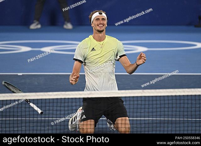 Alexander ZVEREV (GER), final jubilation, winner, winner, Olympic champion, jubilation, joy, enthusiasm, kneeling in front of the net, action, single action