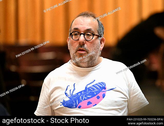 25 October 2023, Berlin: Director Barrie Kosky, taken before the start of the film and photo rehearsal for the play ""Chicago"" at the Schillertheater (Komische...